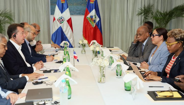 Encuentro entre funcionarios dominicanos y haitianos en Dajabón.
