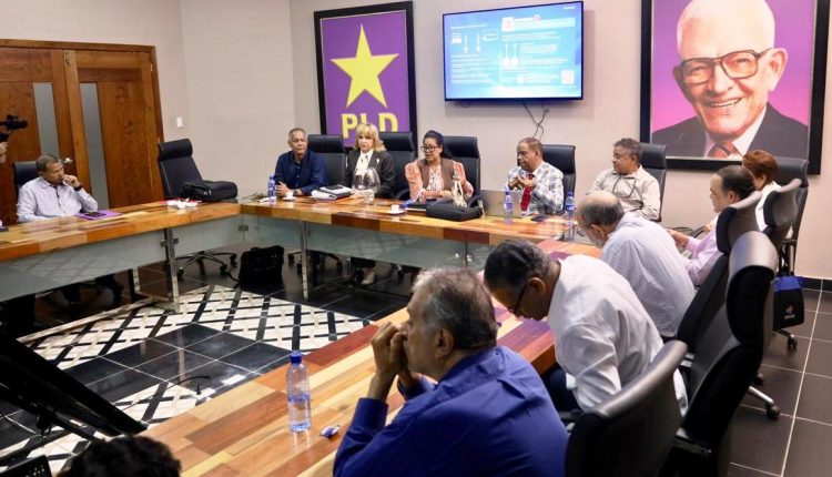 Miembros de la comisión de consulta del PLD.