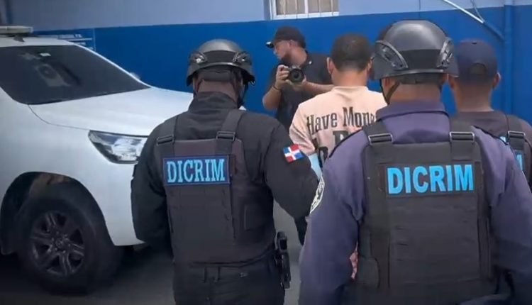 Johnny González cuando fue llevado al palacio de la Policía.