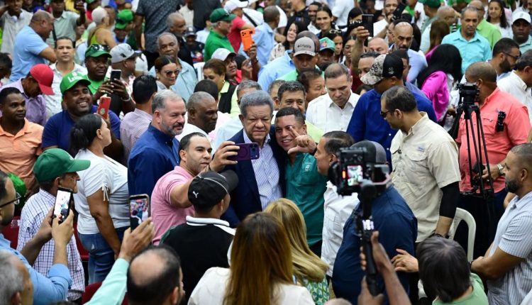 Leonel Fernández durante recorrido.
