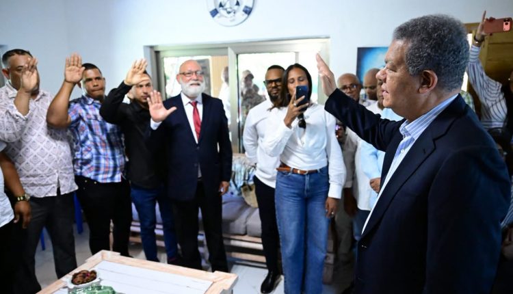 Leonel Fernández juramenta nuevos miembros en Elías Piña.
