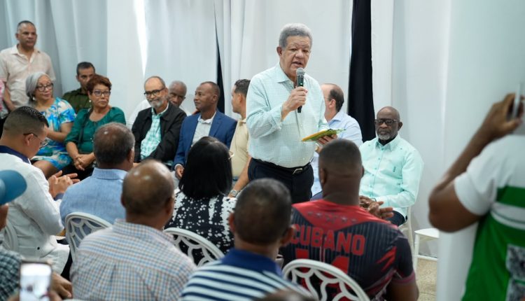 Leonel Fernández se reunió con sectores de la provincia San Juan.