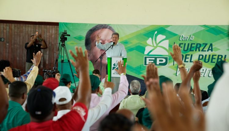 Leonel Fernández toma juramento a nuevos miembros.