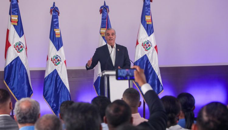 Luis Abinader en rueda de prensa en Santiago.