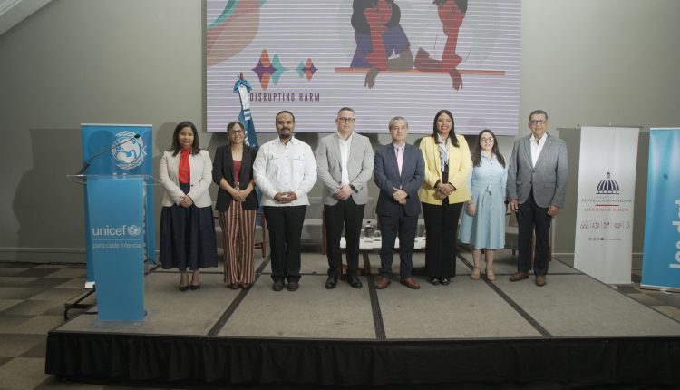 -Mildred Martínez, Sandra Herrera, Isaac Emmanuel Vásquez, Armando Díaz, Carlos Carrera, Mildred Samboy, Geny Lozada y Claudio Peguero.