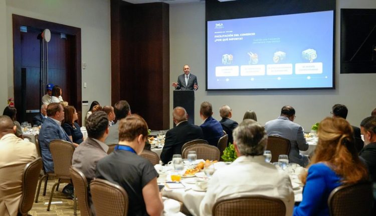 Nelson Arroyo habla en actividad con importadores.