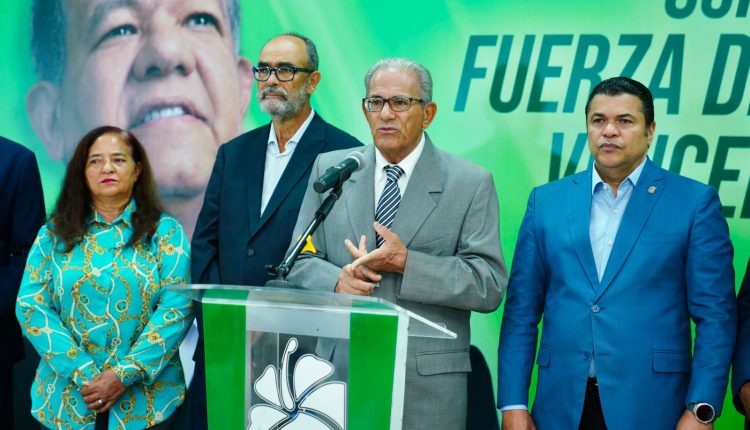 Paíno Abreu habla junto a dirigentes de Fuerza del Pueblo.