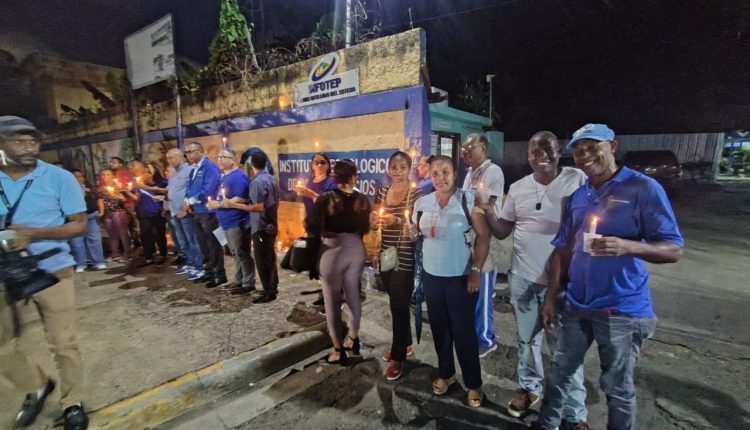 Docentes que participaron en encendido de velas.