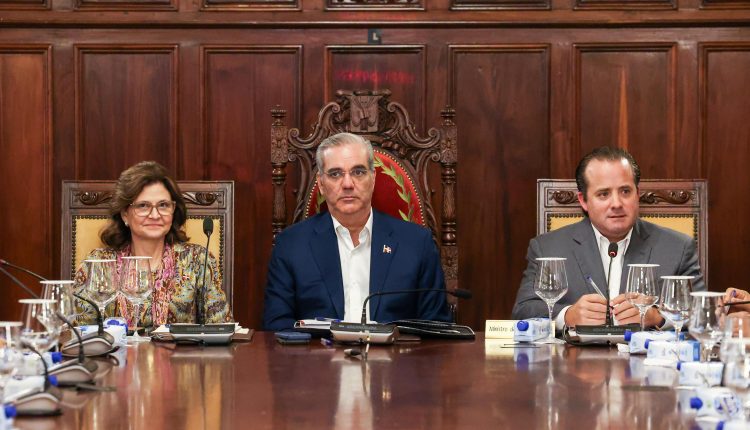 Raquel Peña, Luis Abinader y José Ignacio Paliza en la reunión del Consejo de Ministros.
