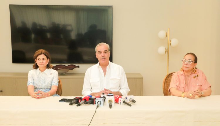Raquel Peña, Luis Abinader y Rosa Santos.