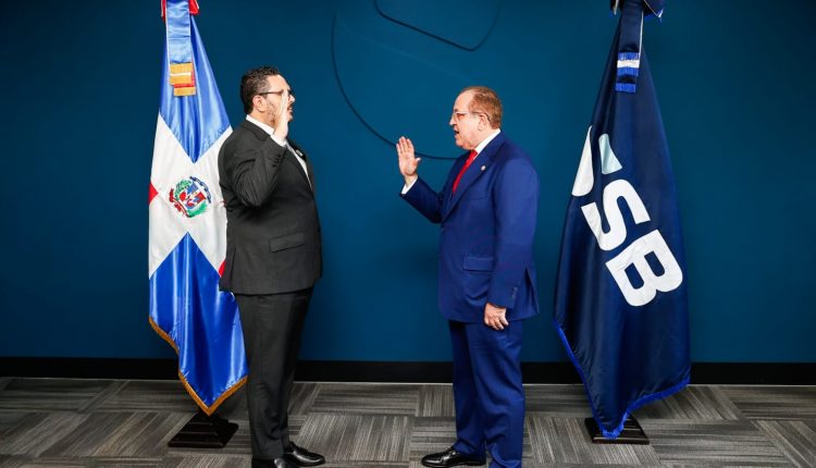 Magín Díaz toma juramenta a Víctor Cedeño.