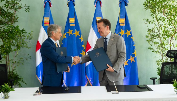 Canciller Víctor Bisonó y el el embajador de la Unión Europea, Raúl Fuentes Milani, firmaron el convenio.