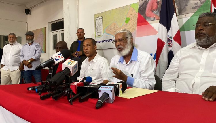 Juan Hubieres junto a miembros del Movimiento Rebelde.