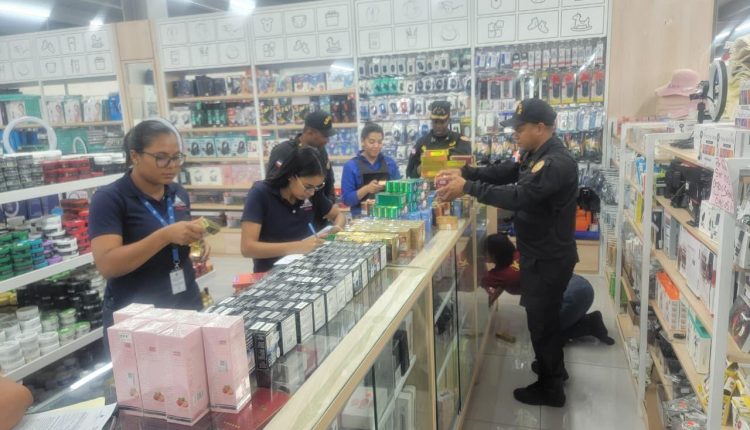 Uno de los comercios chinos intervenidos por autoridades.
