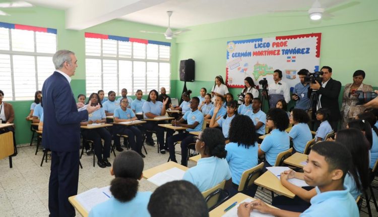 Abinader durante un conversatorio con estudiantes de escuela pública.