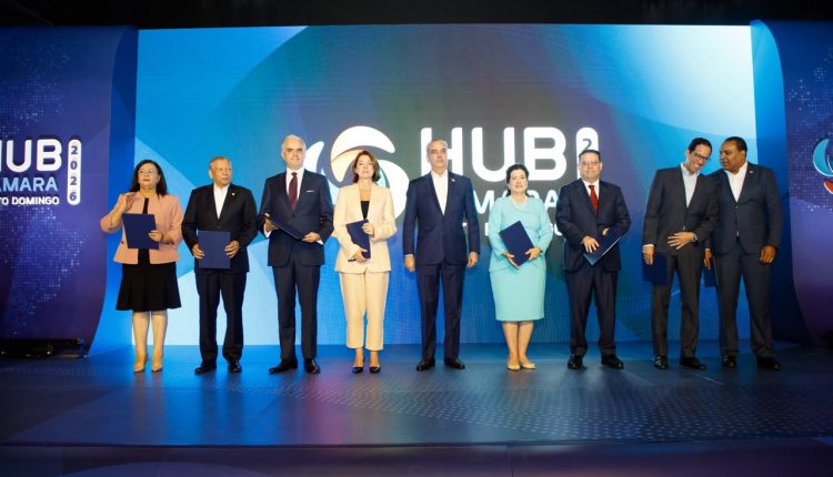 Paula Bellizia junto al presidente Luis Abinader y funcionarios del Gobierno.
