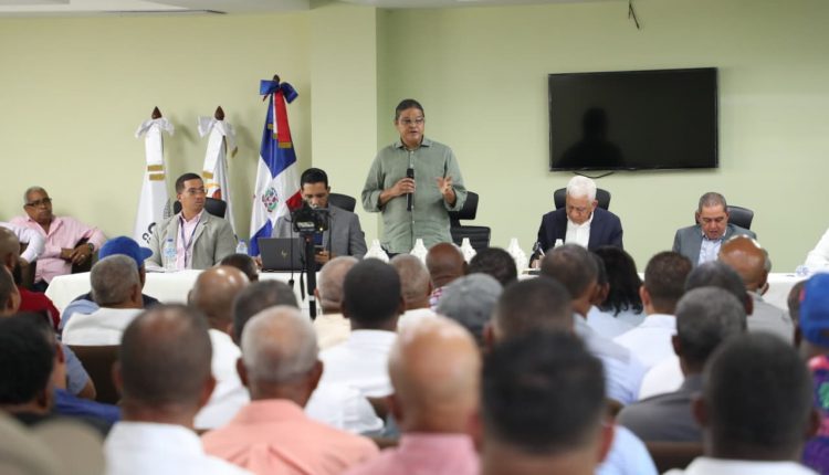 Encuentro de directivos del INTRANT y de FENATRADO.