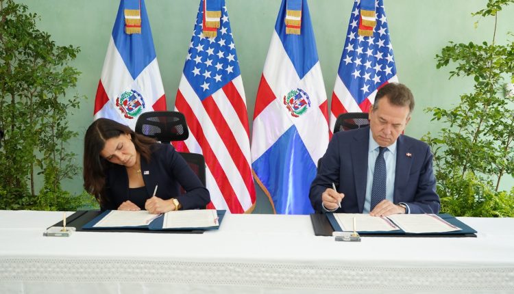 La embajadora Leah Francis Camps y el canciller Víctor Ito Bisonó firmaron el acuerdo.