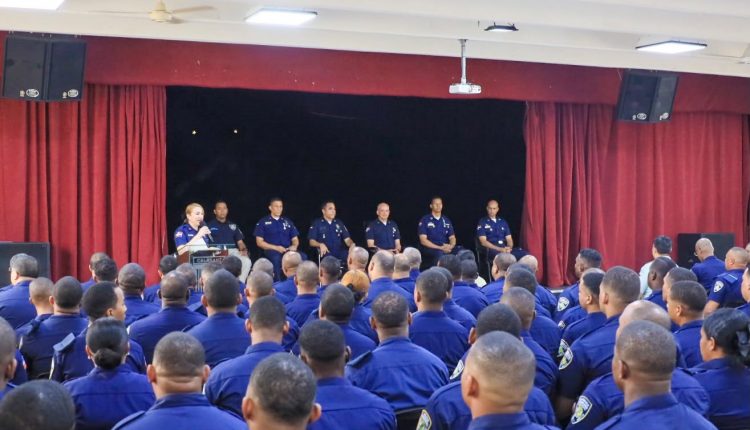 Encuentro del director general de la Policía con agentes en la zona Este del país.