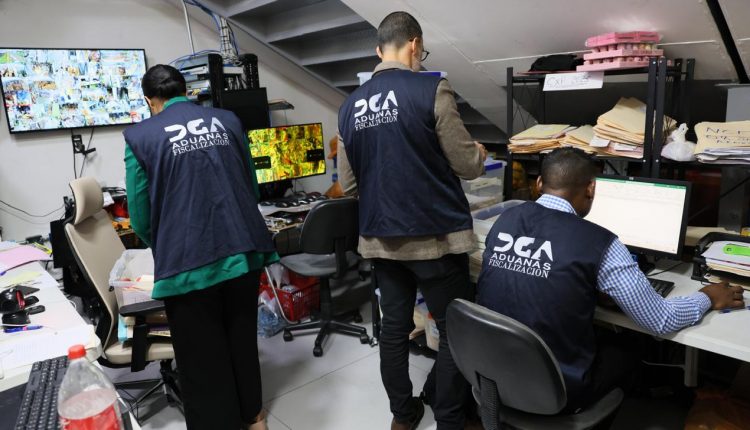 Inspectores de Aduanas en operativo en uno de los negocios chinos.