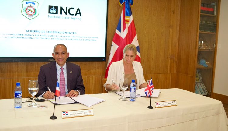 Vicealmirante José M. Cabrera Ulloa, y la directora regional de la NCA para Latinoamérica, Naomi Hoogesteger,