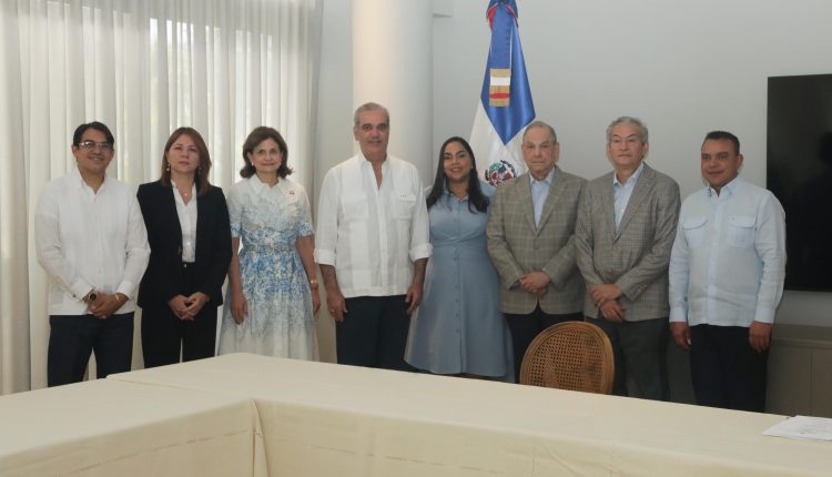 Abinader junto a miembros del voluntariado del Hospital Periférico Monte Adentro Dr. Antonio Trueba