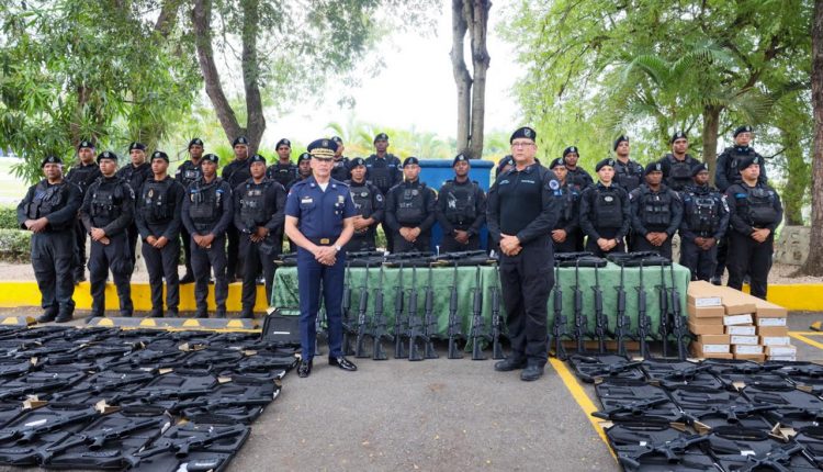 Entrega de armamentos a unidades tácticas de la Policía.
