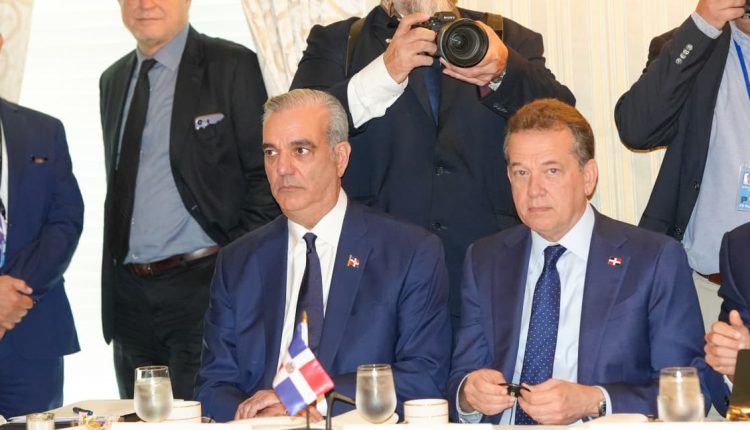 Luis Abinader y el canciller Víctor Ito Bisonó.