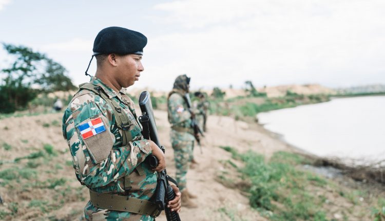 Efectivos del Ejército en labor de vigilancia.