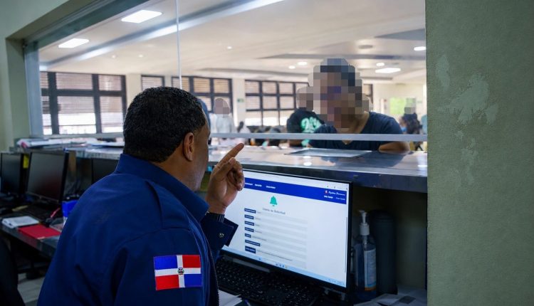 Servicio ofrecido en la sede de Migración.