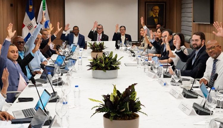 El ministro de Trabajo, Eddy Olivares, encabezó reunión del CNSS.