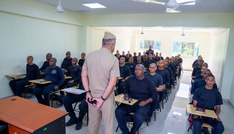 Lee Ballester conversa con aspirantes a agentes migratorios.