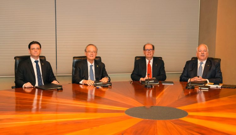 De izquierda a derecha, los señores Manuel Grullón Hernández, Manuel A. Grullón, Felipe Vicini Lluberes y Andrés E. Bobadilla.