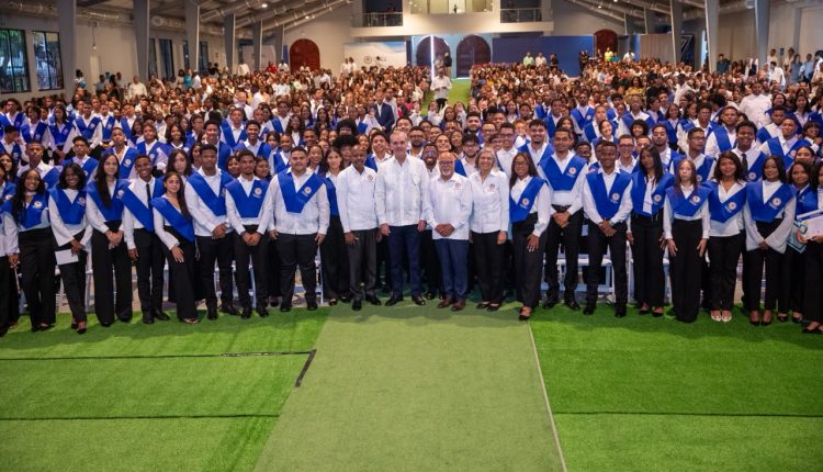 Abinader junto a graduados en el Instituto Loyola.