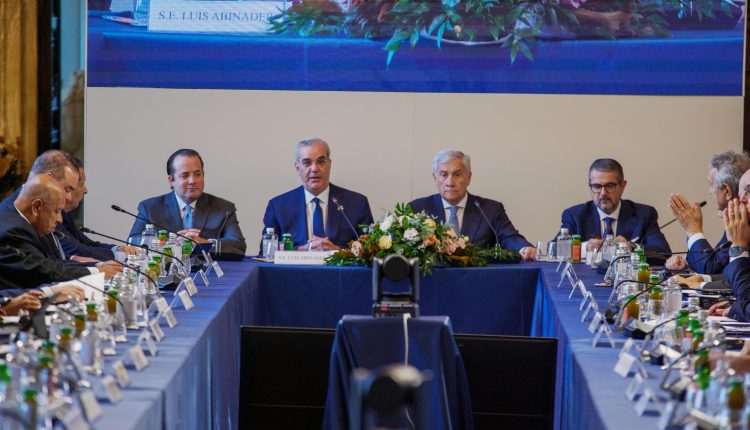 Abinader reunido con empresarios de Italia.