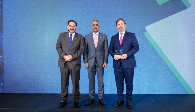 Andrés Rebolledo, secretario ejecutivo de OLACDE, entregó premio.