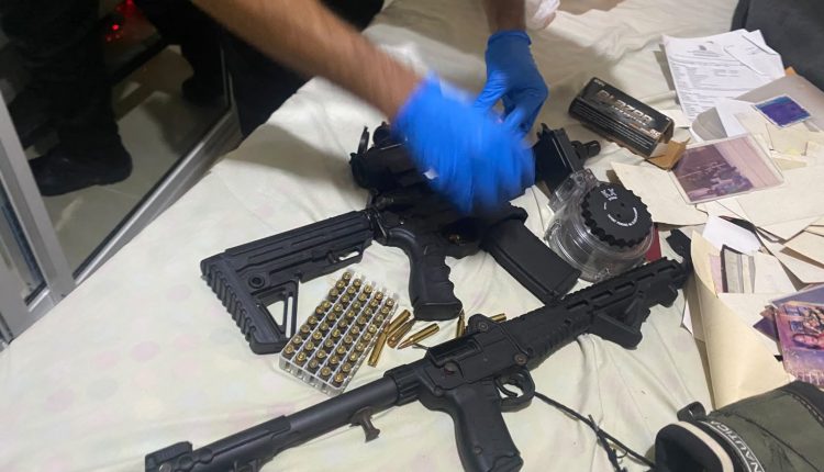 Armas y otros objetos ocupados en uno de los allanamientos de la DNCD.