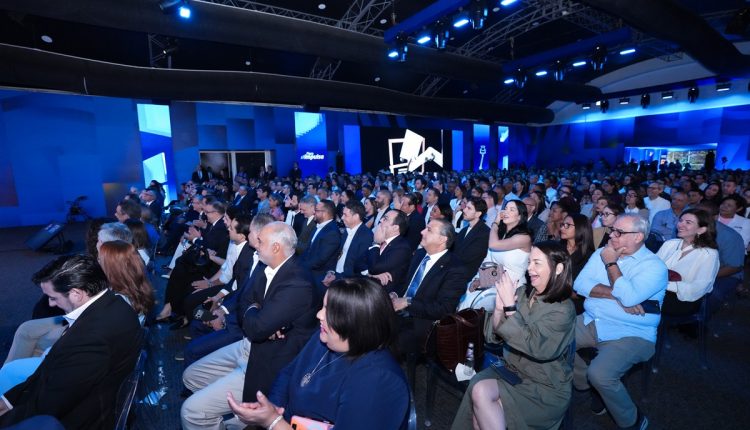 Participantes en foro del Banco Popular.