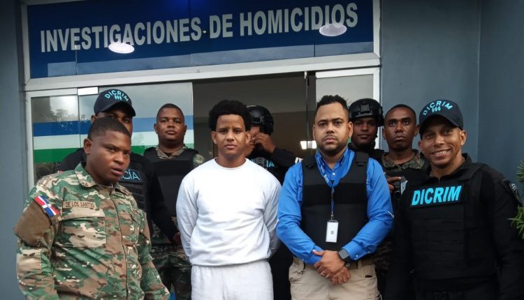 Bryan Rafael Gómez recibido por la Policía Nacional.