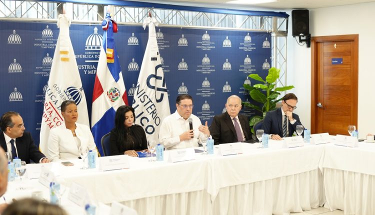 Miembros del Consejo contra el comercio ilícito.
