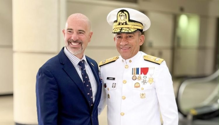 Administrador de la DEA y el presidente de la DNCD.