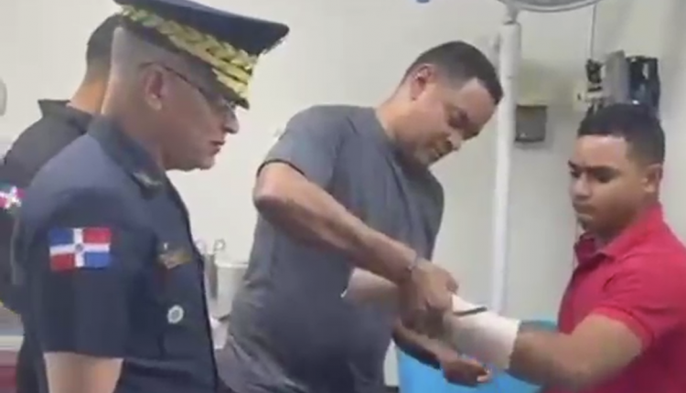 Director de la Policía visita agente herido en La Vega.