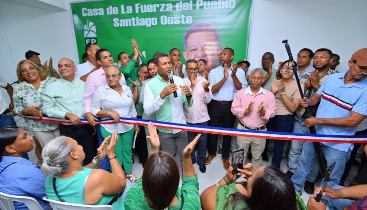 Dirigentes de Fuerza del Pueblo en inauguración de nuevo local.