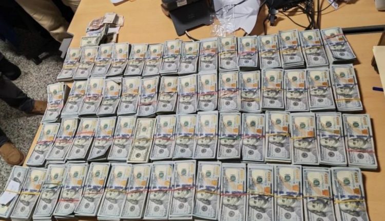 Dólares incautados por Aduanas en el AILA.
