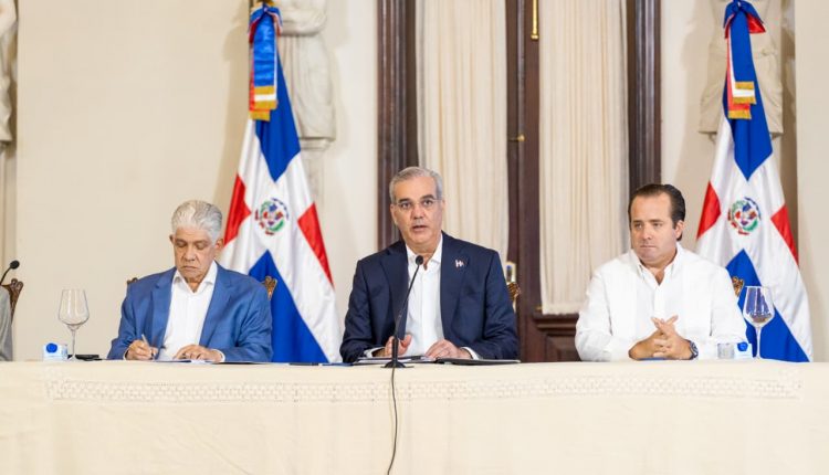 Eduardo Estrella, el presidente Luis Abinader y José Ignacio Paliza.