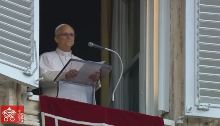 El papa León XIV pronuncia mensaje desde la Plaza San Pedro.