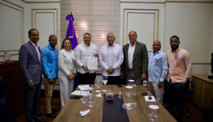 ANAVIP entrega documento en Palacio Nacional.