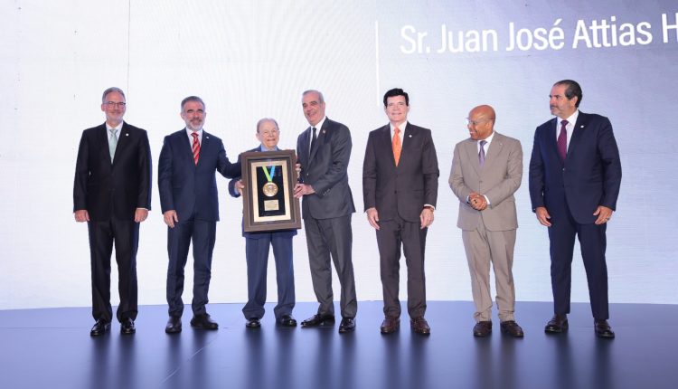 Galardon al Merito a Juan José Attias.