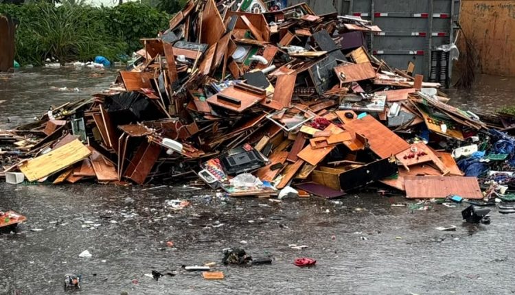 Tragamonedas destruidos por las autoridades.