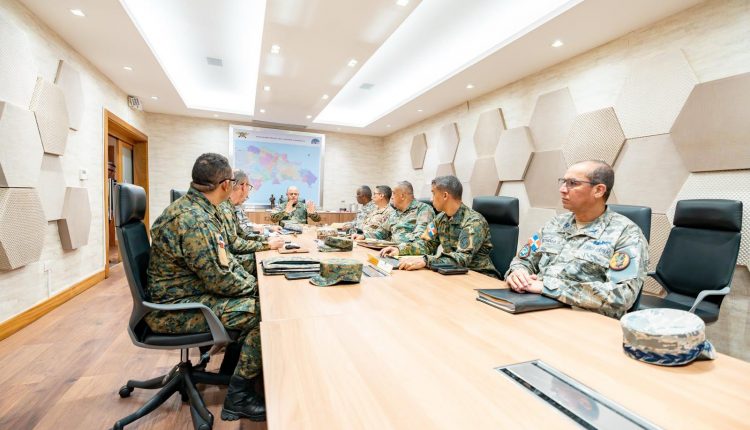 Autoridades militares reunidas por situación haitiana.